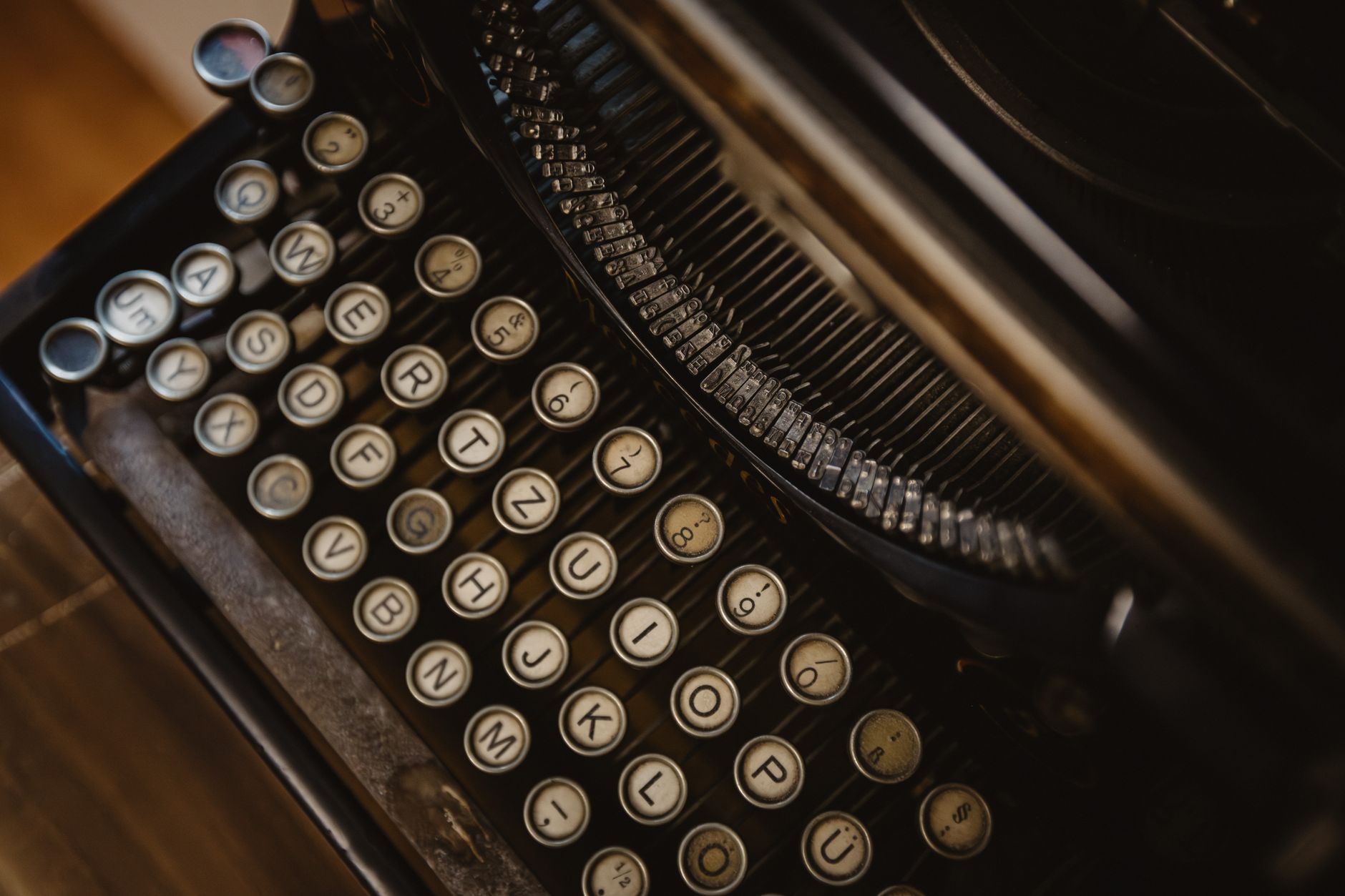 Detailopname van een vintage typemachine met ronde toetsen in retro-ontwerp.