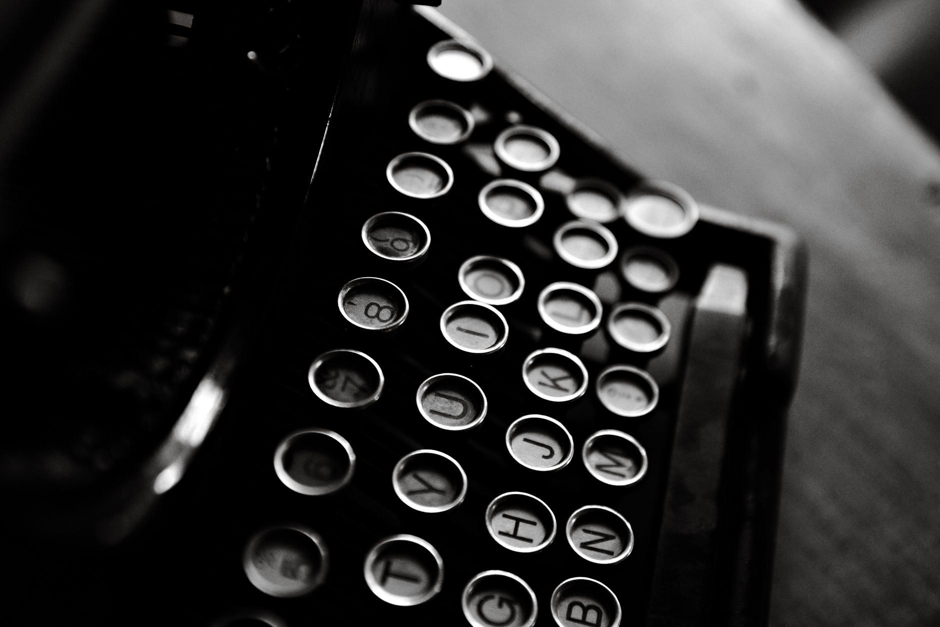 Klassieke zwart-witfoto van een vintage typemachine met de toetsen in detail.